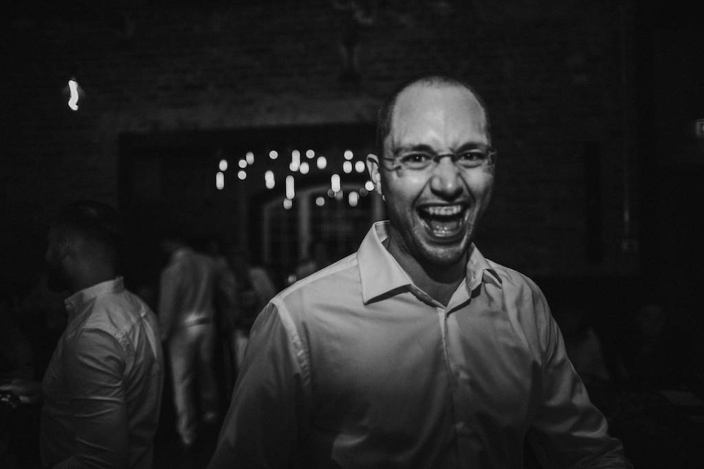 Hochzeit-im-Who-Killed-The-Pig-Gießen.jpg Bräutigam lacht auf der Party der Hochzeit im Who Killed The Pig Gießen