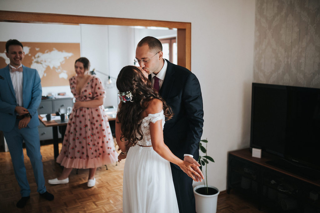 First-Look-Hochzeit.jpg Braut und Bräutigam küssen sich nach ihrem First Look vor der Hochzeit