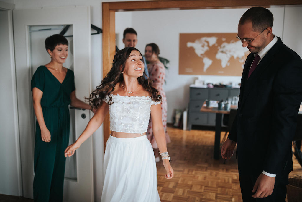 Getting-Ready-Hochzeit-Who-Killed-The-Pig-Giessen.jpg First Look von Braut und Bräutigam