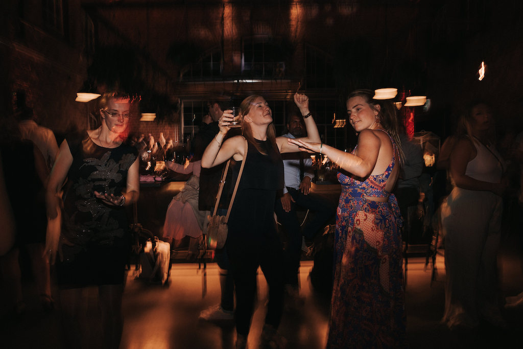 Hochzeit-im-Who-Killed-The-Pig-Gießen.jpg Hochzeitsgäste tanzen auf der Hochzeitsparty