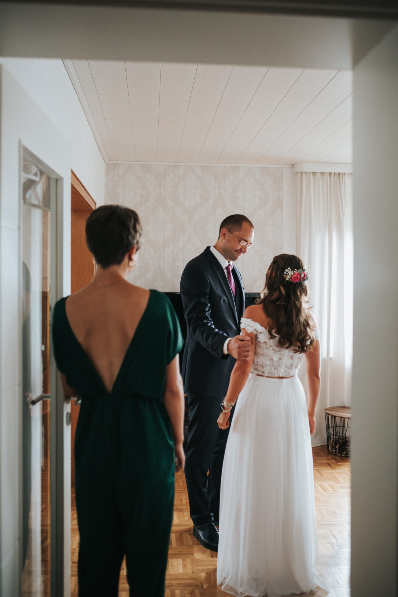 Getting-Ready-Hochzeit-Giessen.jpg First Look von Braut und Bräutigam