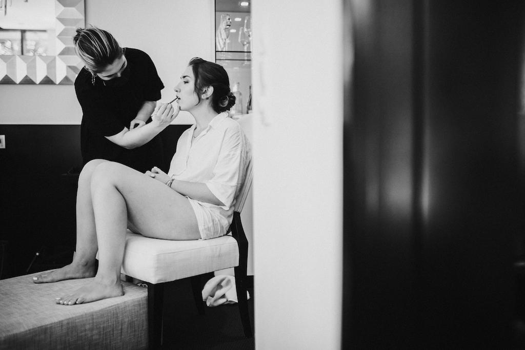 Hochzeit-Burg-Schwarzenstein-Getting-Ready.jpg Braut wird von Make-Up Artist geschminkt