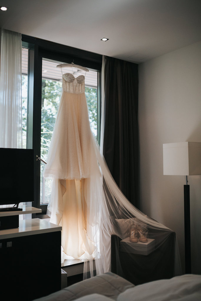Hochzeit-Burg-Schwarzenstein-Getting-Ready.jpg Brautkleid hängt vor dem Fenster