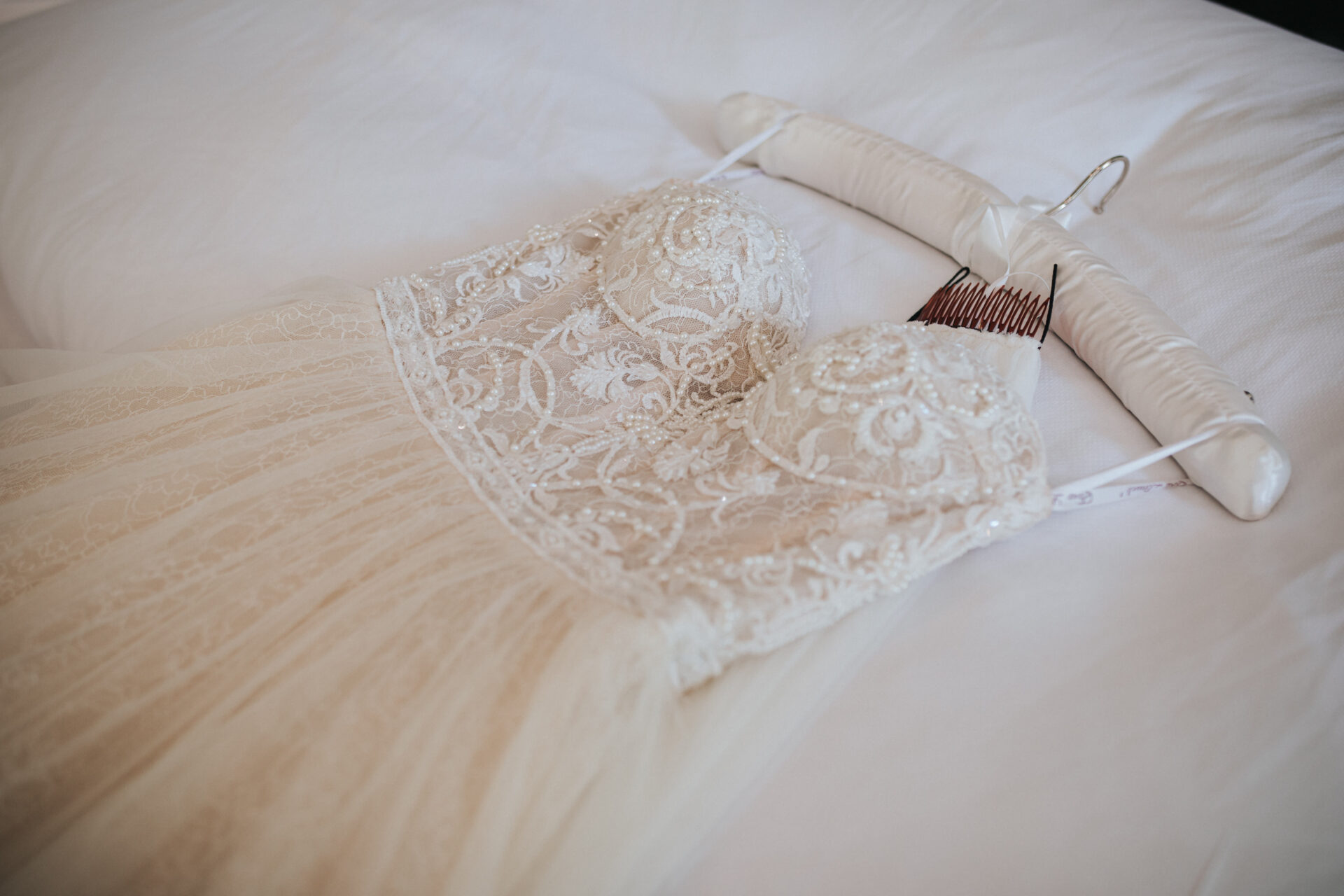 Brautkleid liegt auf dem Bett