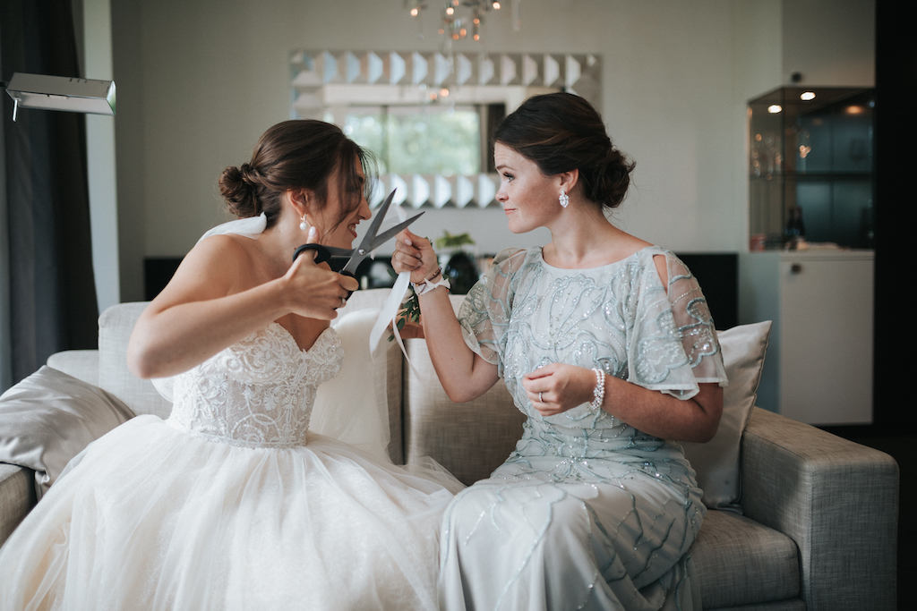 Hochzeit-Burg-Schwarzenstein-Getting-Ready.jpg Braut und Trauzeugin machen gemeinsam Spaß