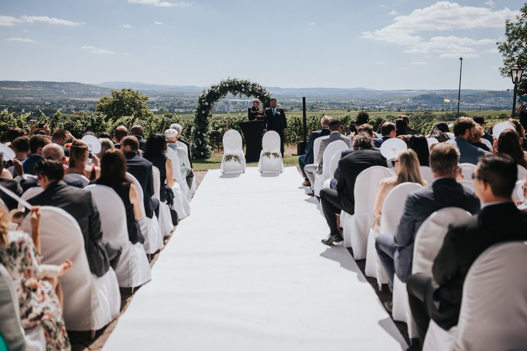 Hochzeit-auf-Burg-Schwarzenstein-Freie-Trauung.jpg Trauung in den Weinbergen vor der Burg Schwarzenstein