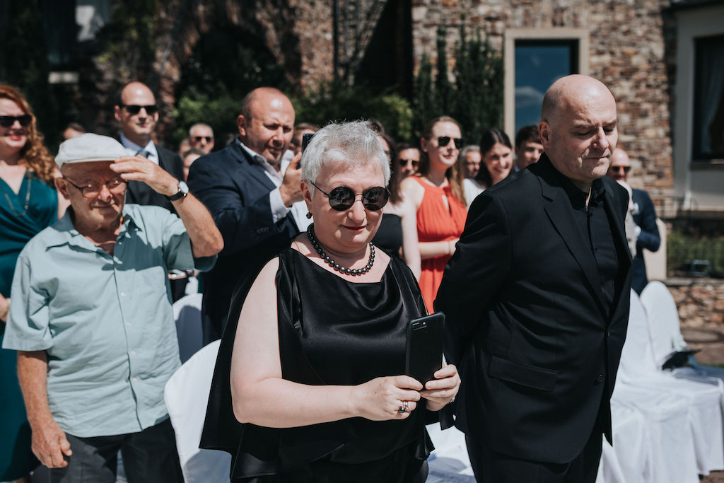 Hochzeit-auf-Burg-Schwarzenstein-Freie-Trauung.jpg Gäste der Hochzeit.