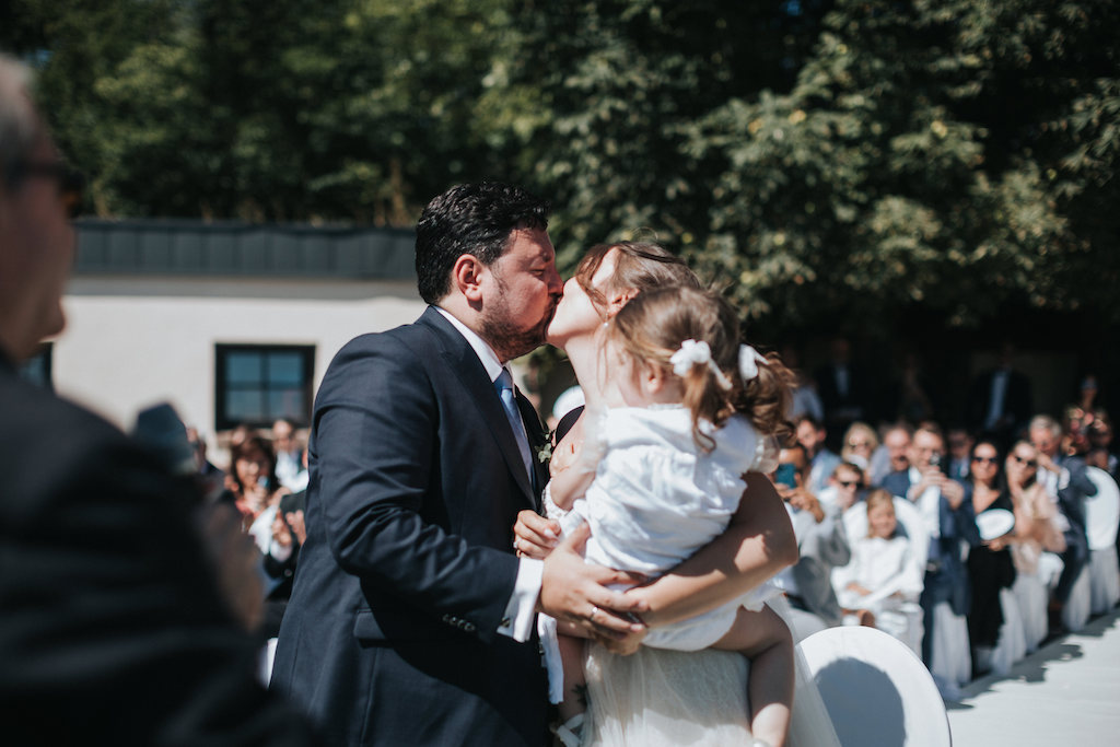 Hochzeit-auf-Burg-Schwarzenstein-Freie-Trauung.jpg Der Erste Kuss bei der Hochzeit auf Burg Schwarzenstein.