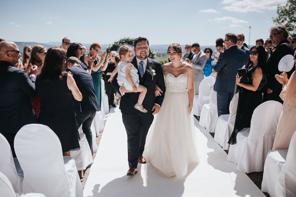 Hochzeit-auf-Burg-Schwarzenstein-Freie-Trauung.jpg Auszug des Brautpaares.