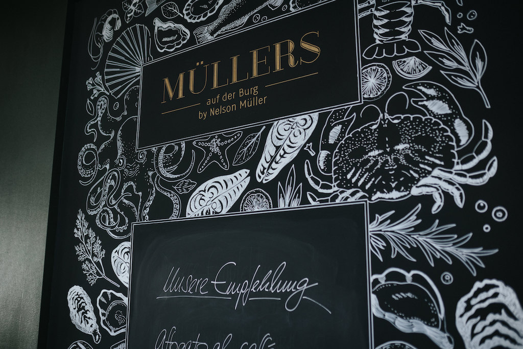 Hochzeit-auf-Burg-Schwarzenstein-Empfang.jpg Logo des "Müller's" auf der Burg Schwarzenstein