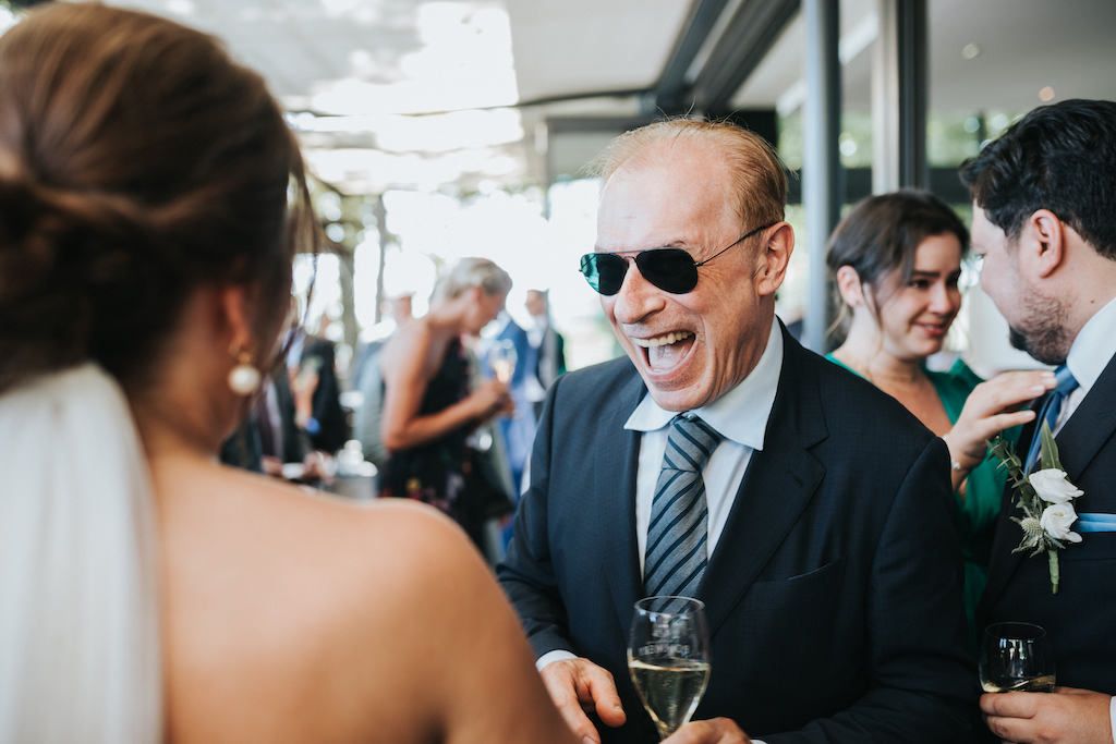 Hochzeit-auf-Burg-Schwarzenstein-Empfang-Muellers.jpg Lachender Gast gratuliert der Braut.