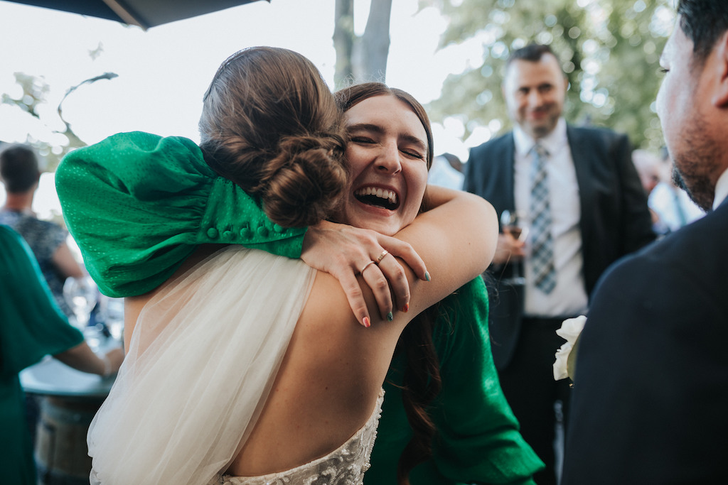 Hochzeit-auf-Burg-Schwarzenstein-Empfang-Muellers.jpg Freundin gratuliert der Braut.