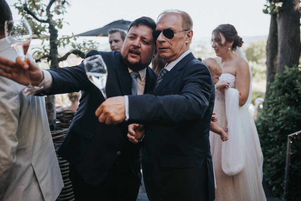 Hochzeit-auf-Burg-Schwarzenstein-Empfang-Muellers.jpg Bräutigam zeigt einem Gast eine Richtung.
