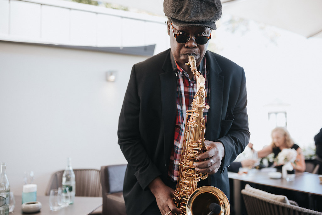 Hochzeit-auf-Burg-Schwarzenstein-Empfang-Muellers.jpg Saxophonist beim Sektempfang.