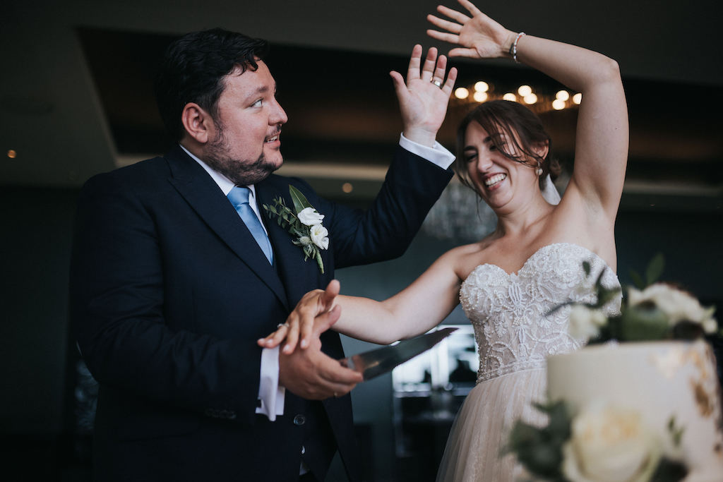 Hochzeit-auf-Burg-Schwarzenstein-Empfang-Muellers.jpg Hochzeitspaar schneidet die Hochzeitstorte an.