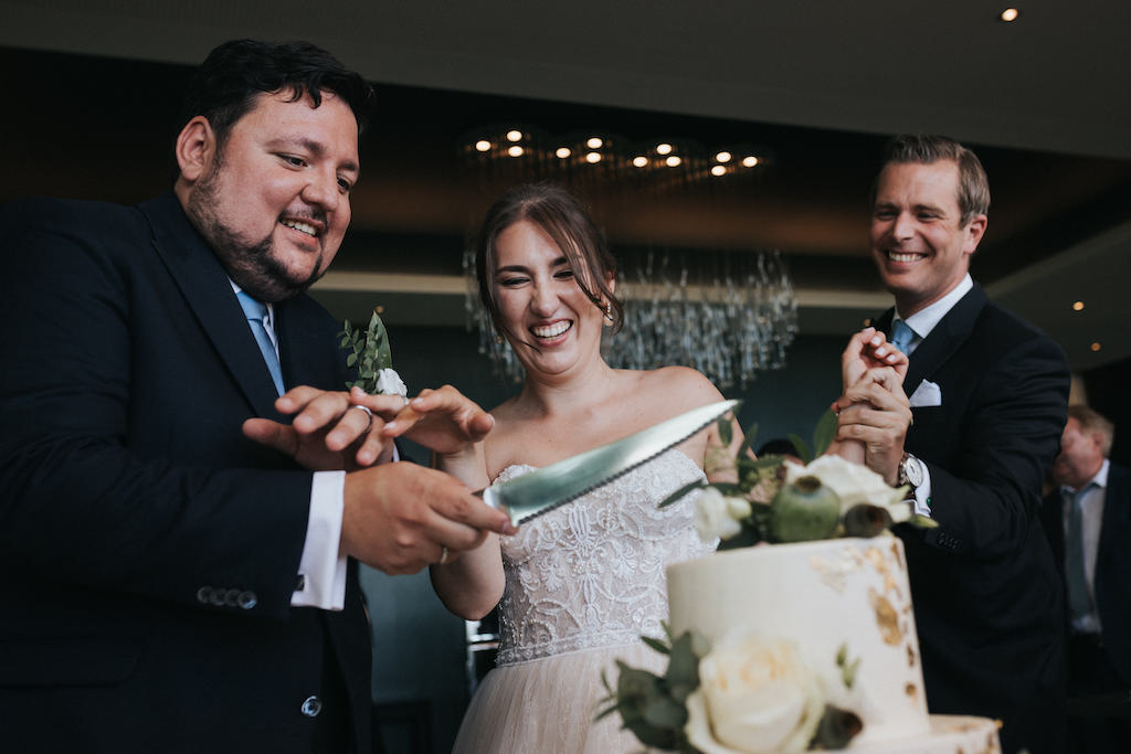 Hochzeit-auf-Burg-Schwarzenstein-Empfang-Muellers.jpg Tortenanschnitt.