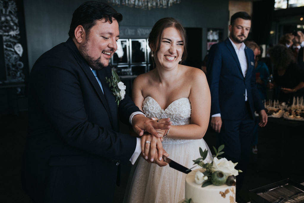 Hochzeit-auf-Burg-Schwarzenstein-Empfang-Muellers.jpg Tortenanschnitt