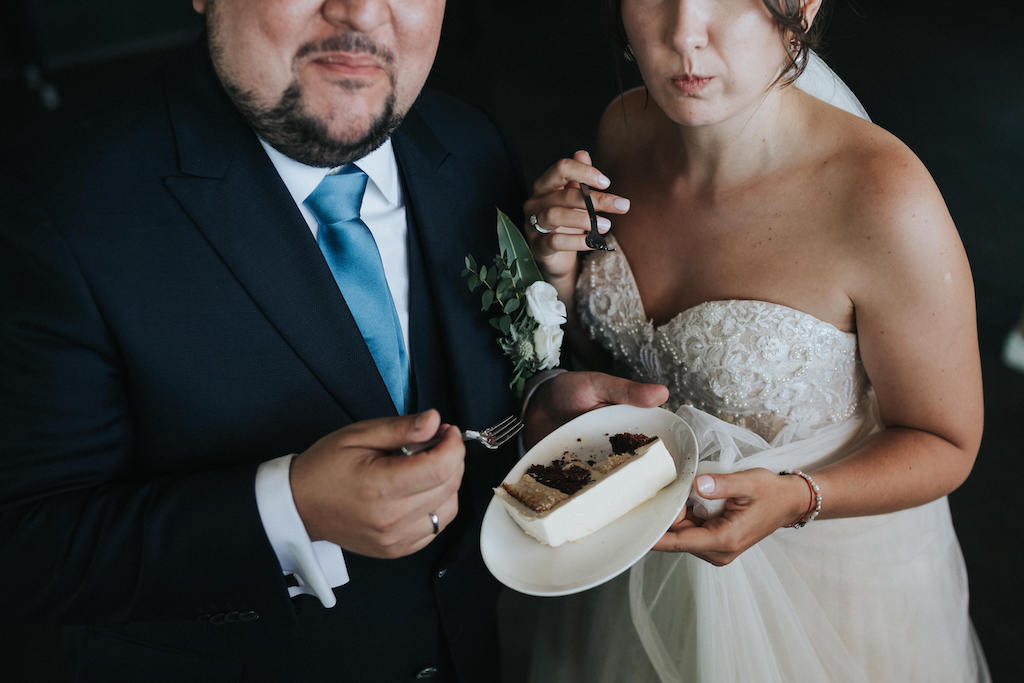 Hochzeit-auf-Burg-Schwarzenstein-Empfang-Muellers.jpg Brautpaar isst die Hochzeitstorte.