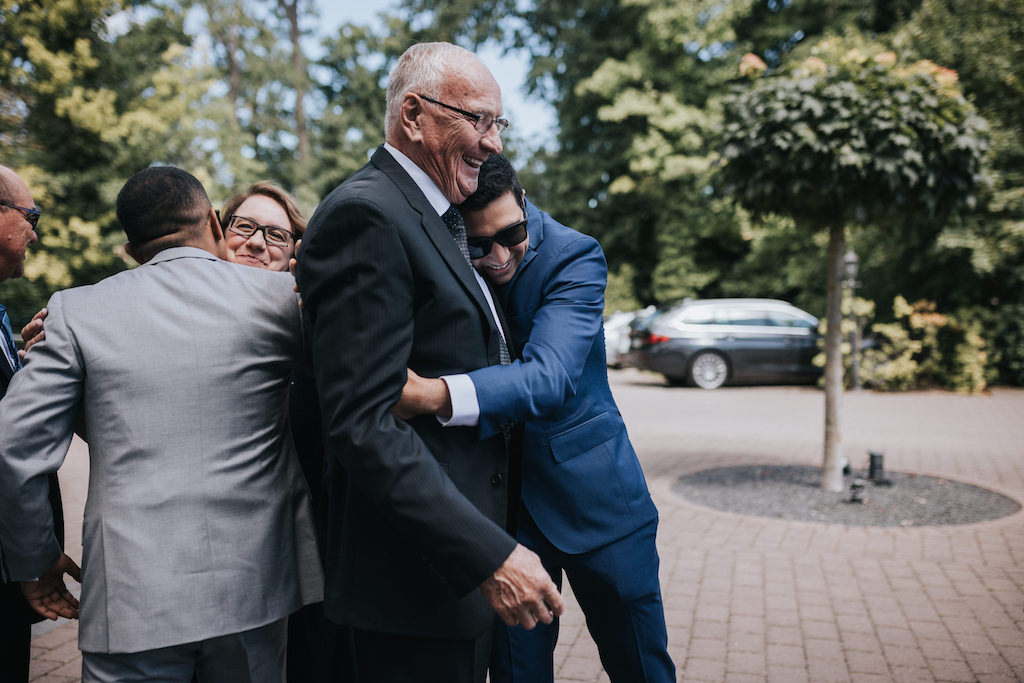 Hochzeit-auf-Burg-Schwarzenstein-Getting-Ready.jpg Hochzeitsgäste begrüßen sich herzlich.
