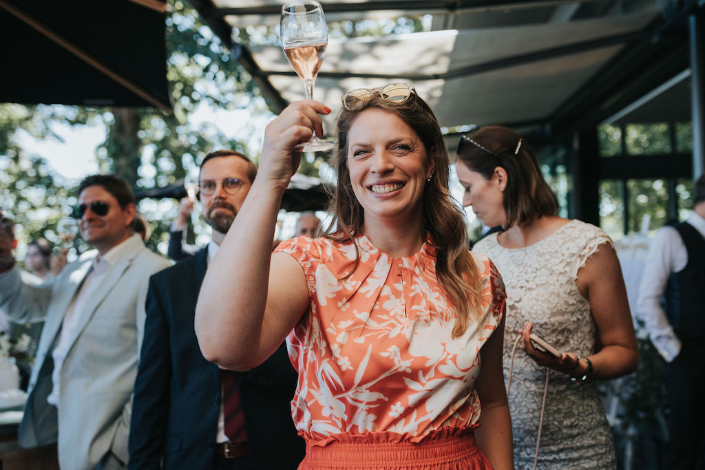Hochzeit-auf-Burg-Schwarzenstein-Empfang-Muellers.jpg Gast erhebt das Glas auf das Brautpaar.