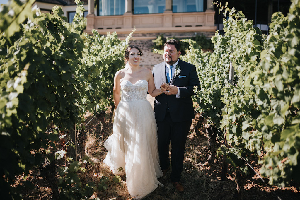 Hochzeit-auf-Burg-Schwarzenstein-Paarbilder.jpg Brautpaar im Weinberg vor der Burg Schwarzenstein.