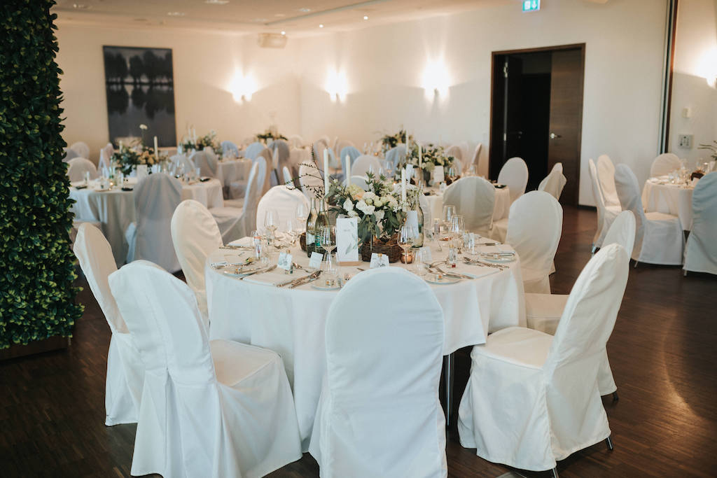 Hochzeit-auf-Burg-Schwarzenstein-Abend.jpg Dekorierte Tische im Hotel