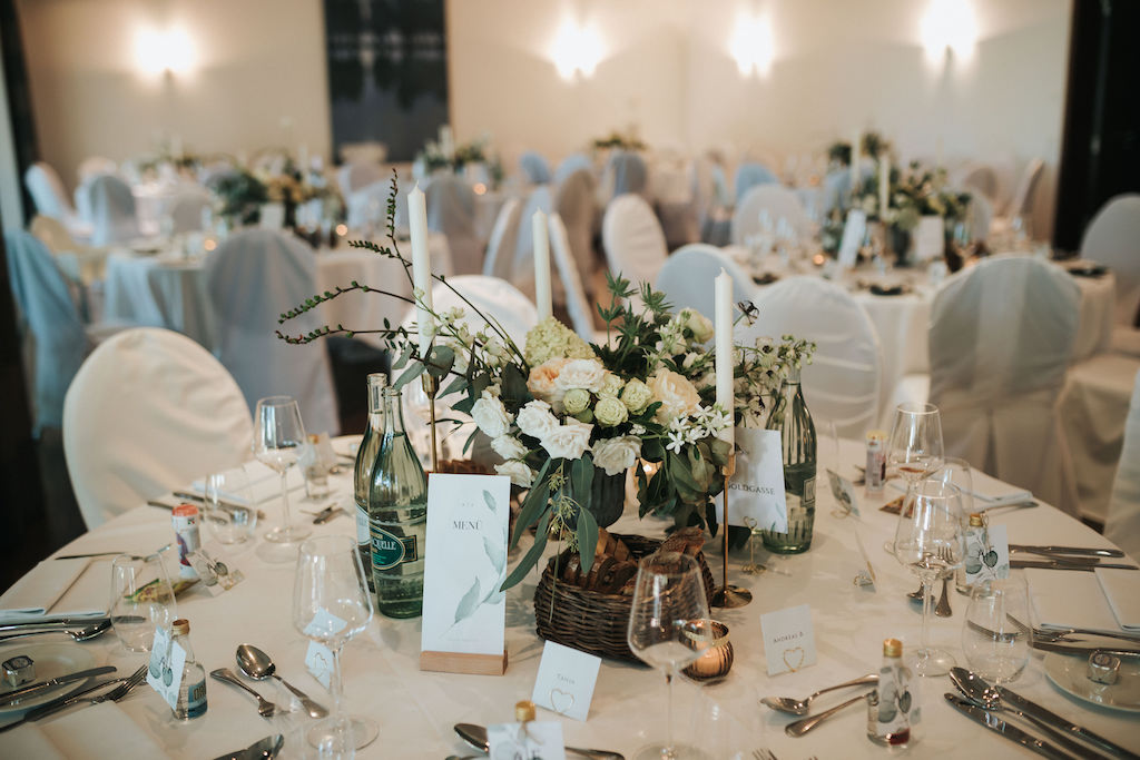 Hochzeit-auf-Burg-Schwarzenstein-Abend.jpg Tischdekoration Details