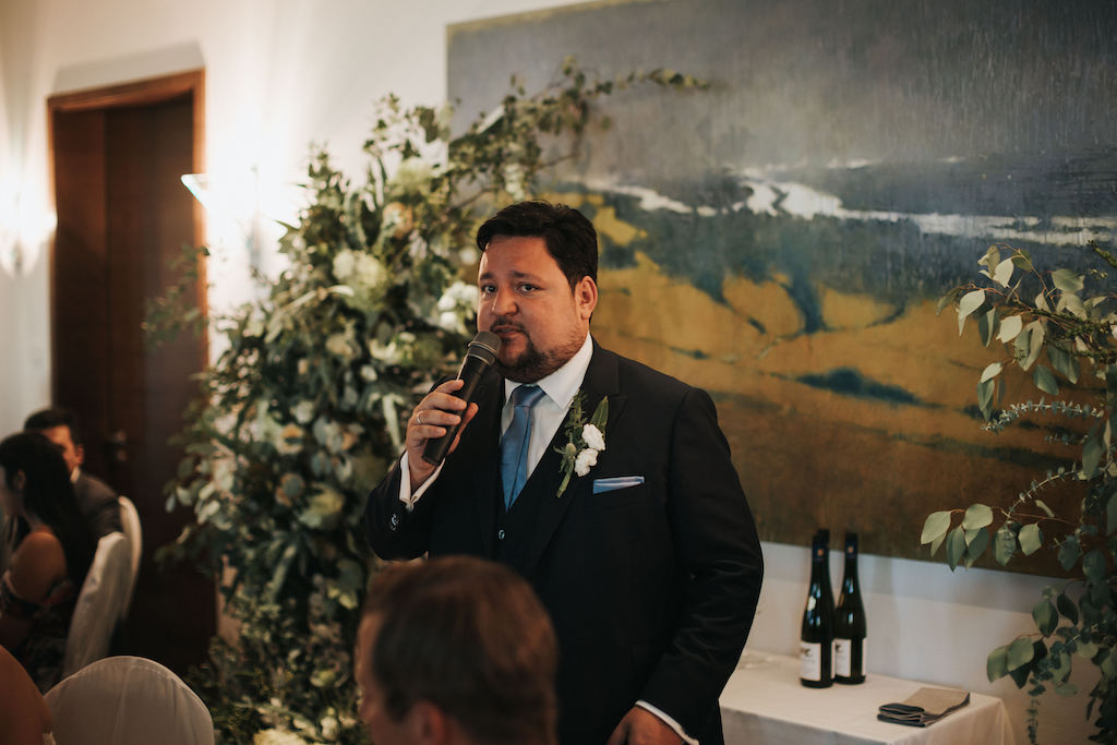 Hochzeit-auf-Burg-Schwarzenstein-Abend.jpg Der Bräutigam hält eine Rede.