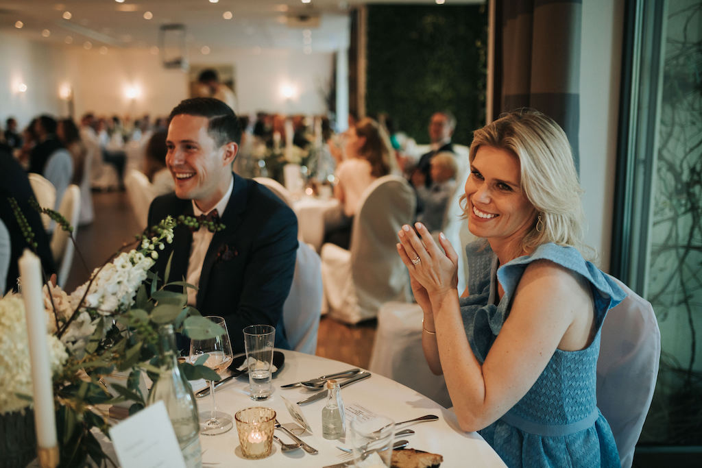Hochzeit-auf-Burg-Schwarzenstein-Abend.jpg Gäste applaudieren.