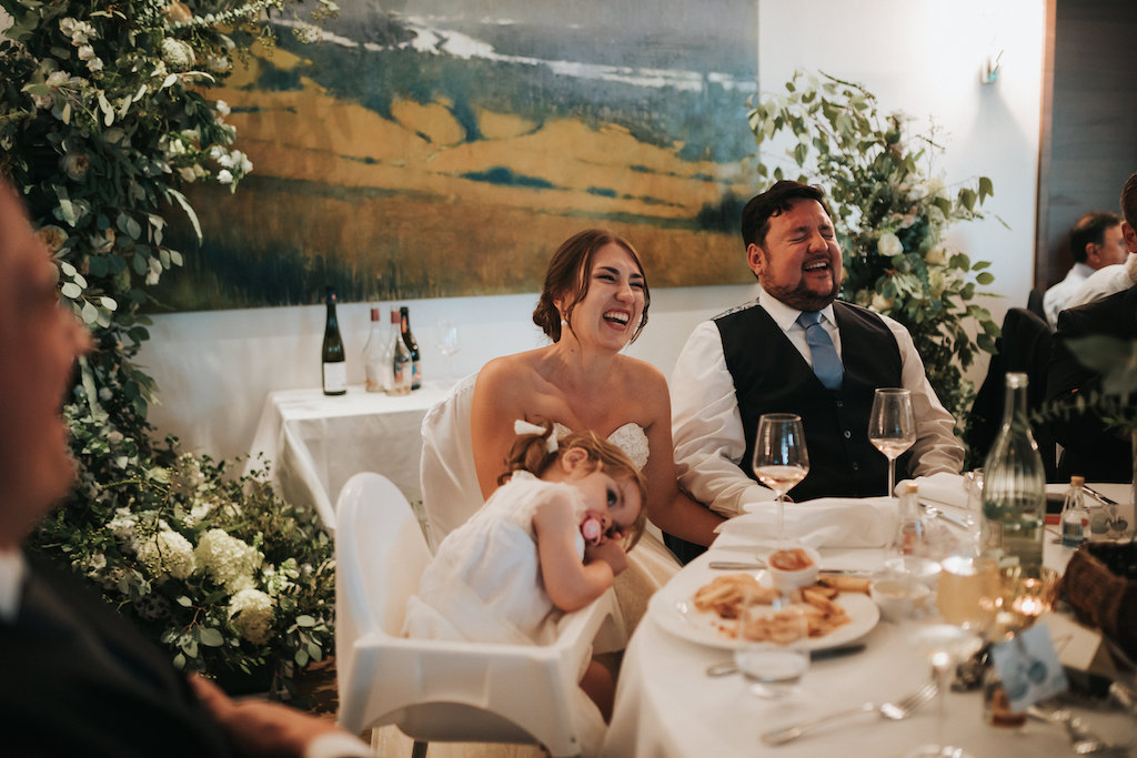Hochzeit-auf-Burg-Schwarzenstein-Abend.jpg Brautpaar lacht
