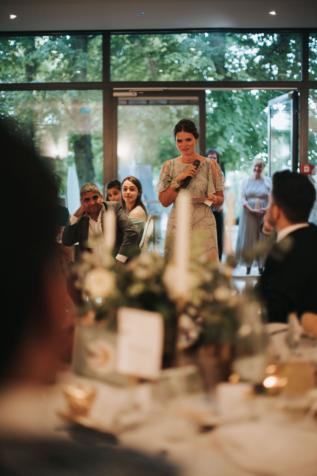 Hochzeit-auf-Burg-Schwarzenstein-Abend.jpg Trauzeugin hält eine Rede.