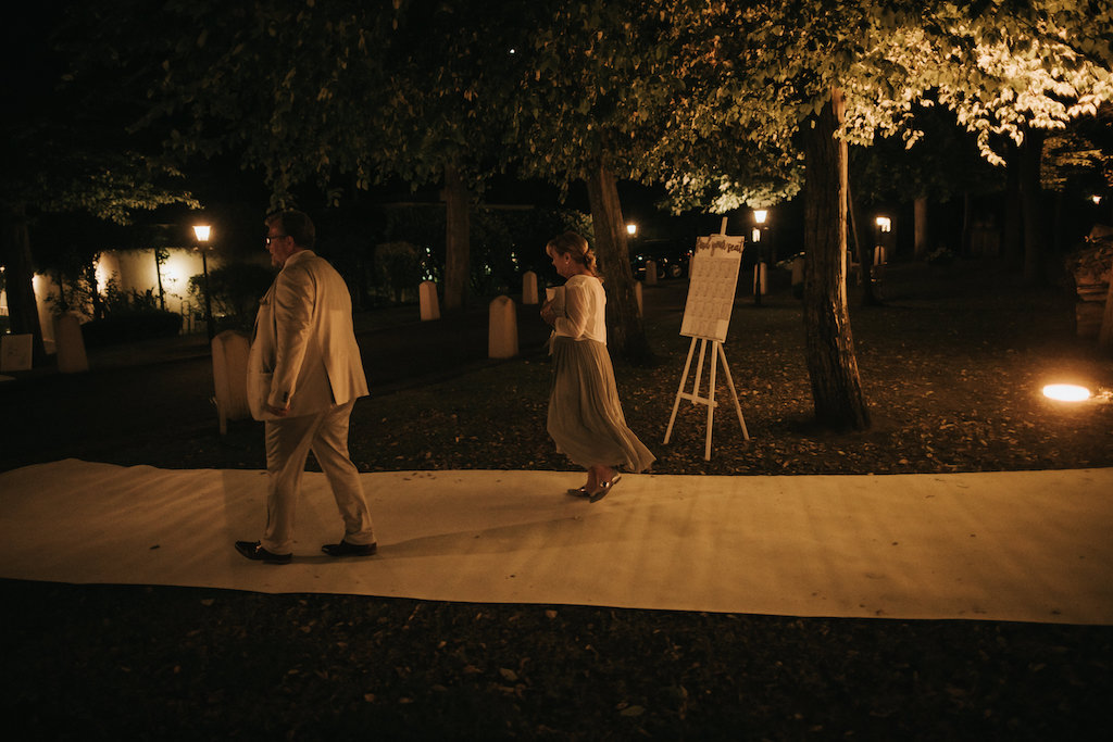 Hochzeit-auf-Burg-Schwarzenstein-Abend.jpg Hochzeitsgäste gehen zum Müllers.