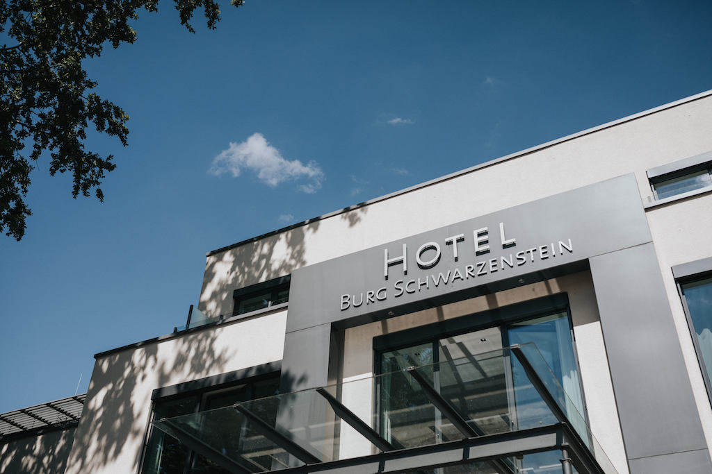 Hochzeit-auf-Burg-Schwarzenstein-Hochzeitslocation.jpg Hotelfassade des Hotel Burg Schwarzenstein.