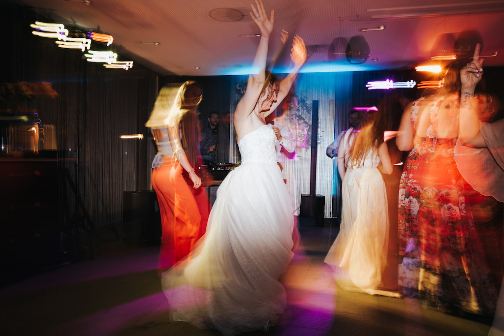 Hochzeit-auf-Burg-Schwarzenstein-Hochzeitsparty.jpg Braut tanzt bei der Party