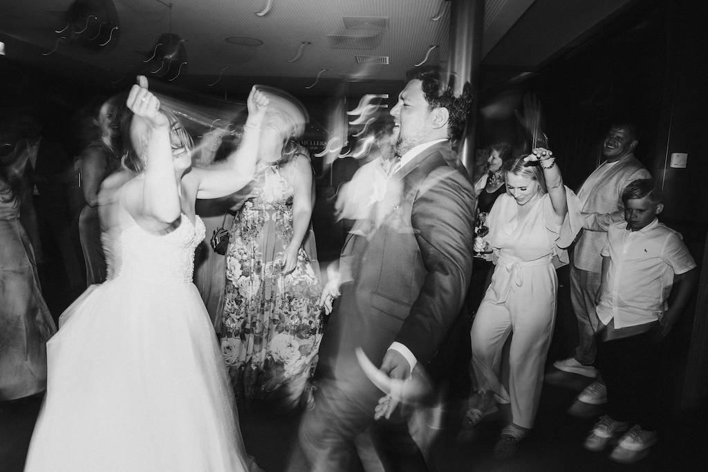 Hochzeit-auf-Burg-Schwarzenstein-Hochzeitsparty.jpg Brautpaar tanzt zusammen.