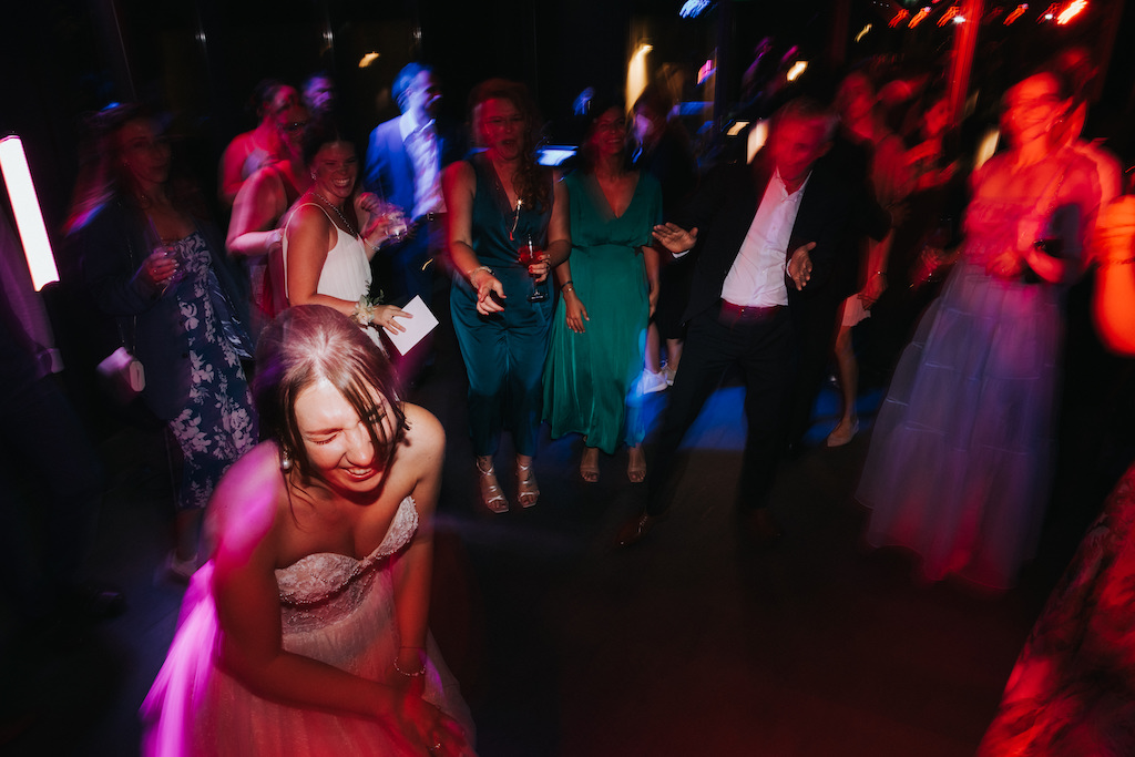 Hochzeit-auf-Burg-Schwarzenstein-Hochzeitsparty.jpg Hochzeitsgesellschaft bei der Party am Abend