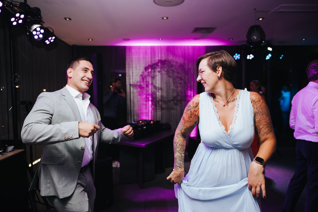 Hochzeit-auf-Burg-Schwarzenstein-Hochzeitsparty.jpg Gäste der Hochzeit tanzen.