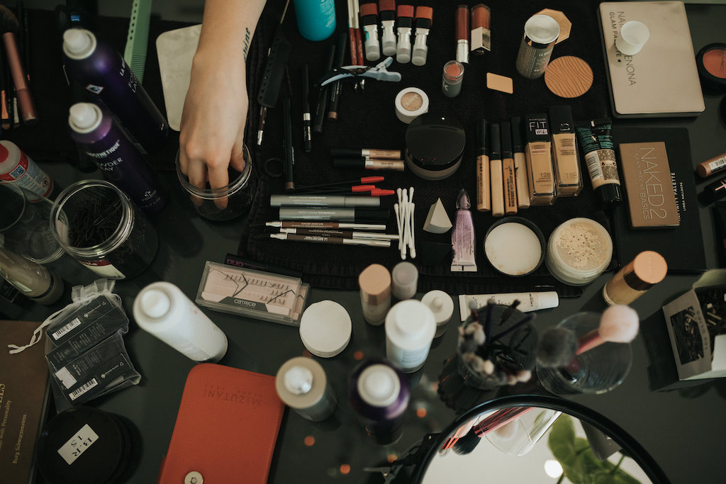 Hochzeit-auf-Burg-Schwarzenstein-Getting-Ready.jpg Make-up der Make-Up-Artist.