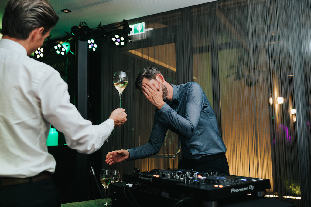 Hochzeit-auf-Burg-Schwarzenstein-Hochzeitsparty.jpg Dem DJ wird Champagner angeboten