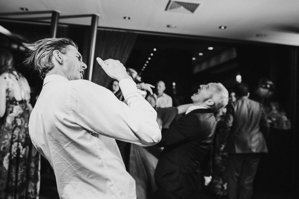 Hochzeit-auf-Burg-Schwarzenstein-Hochzeitsparty.jpg Gäste tanzen bei der Party