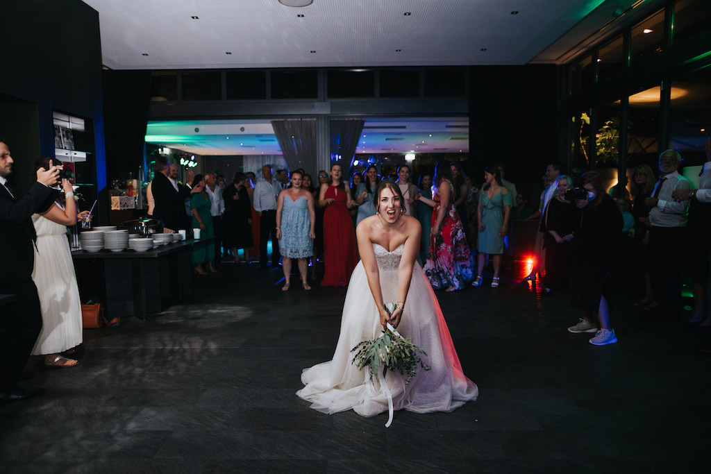 Hochzeit-auf-Burg-Schwarzenstein-Hochzeitsparty.jpg Braut wirft ihren Brautstrauß