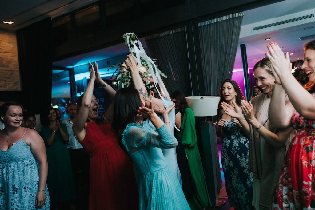 Hochzeit-auf-Burg-Schwarzenstein-Hochzeitsparty.jpg Gefangener Brautstrauß