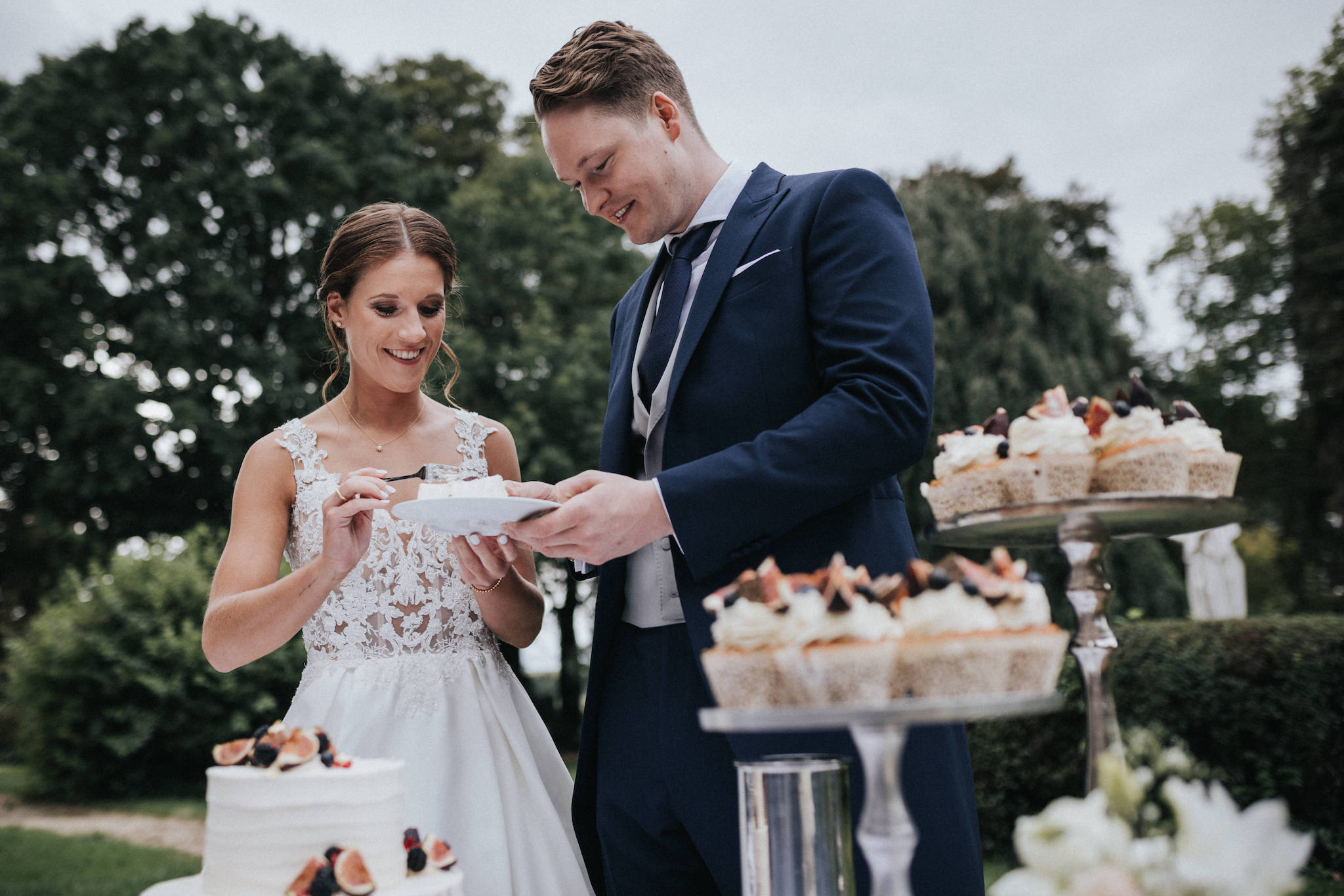 Hochzeit-auf-Gut-Nettehammer Brautpaar isst Hochzeitstorte.