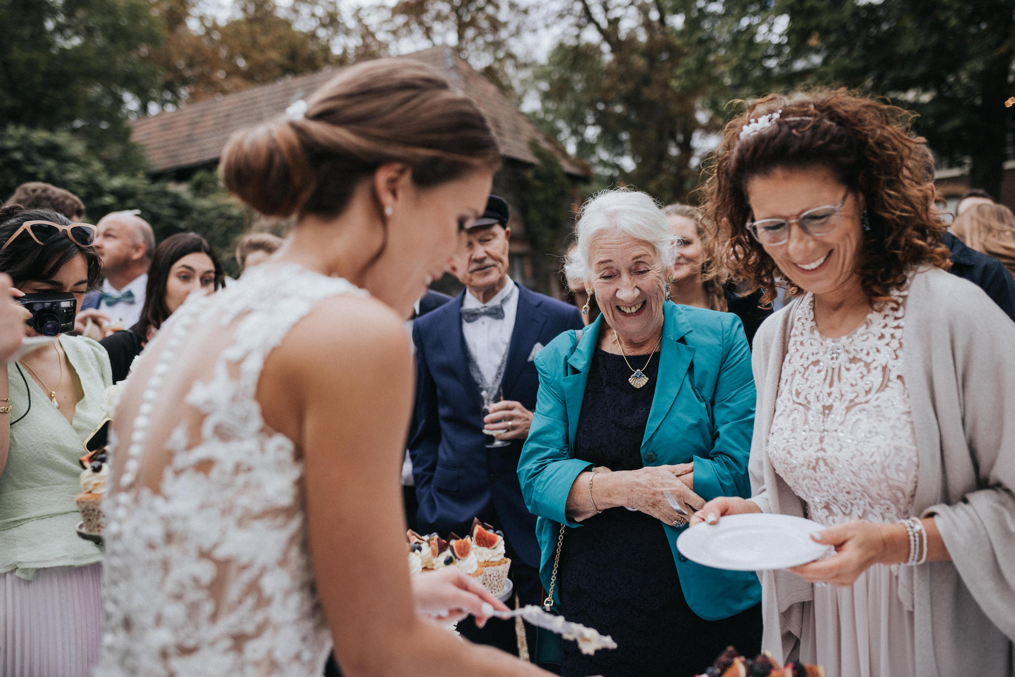 Hochzeit-auf-Gut-Nettehammer Brautpaar verteilt Hochzeitstorte an die Gäste