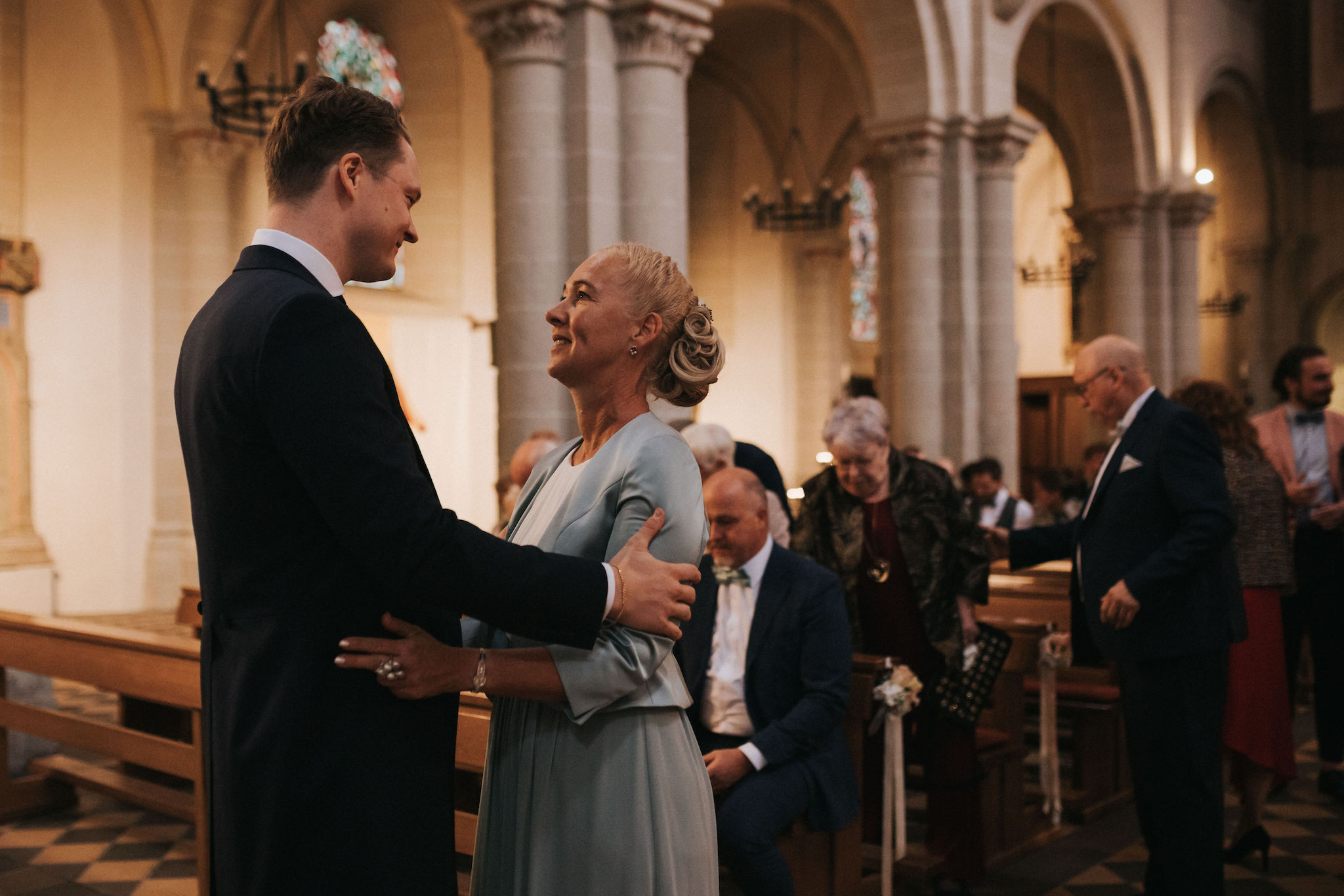 Hochzeit-auf-Gut-Nettehammer Bräutigam mit seiner Mutter kurz vor der Trauung