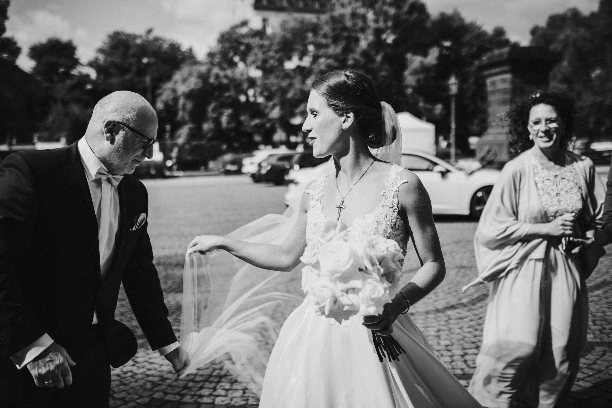 Hochzeit-auf-Gut-Nettehammer Braut vor der Basilika St. Kastor Koblenz