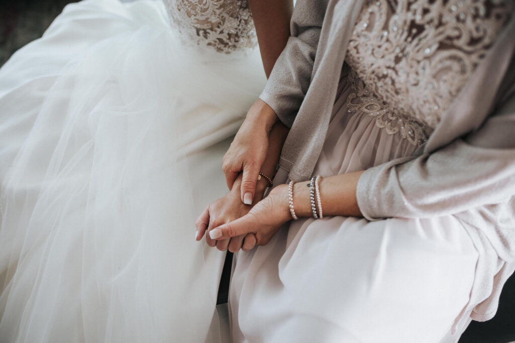 Hochzeit-auf-Gut-Nettehammer Brautmutter hält die Hand der Braut
