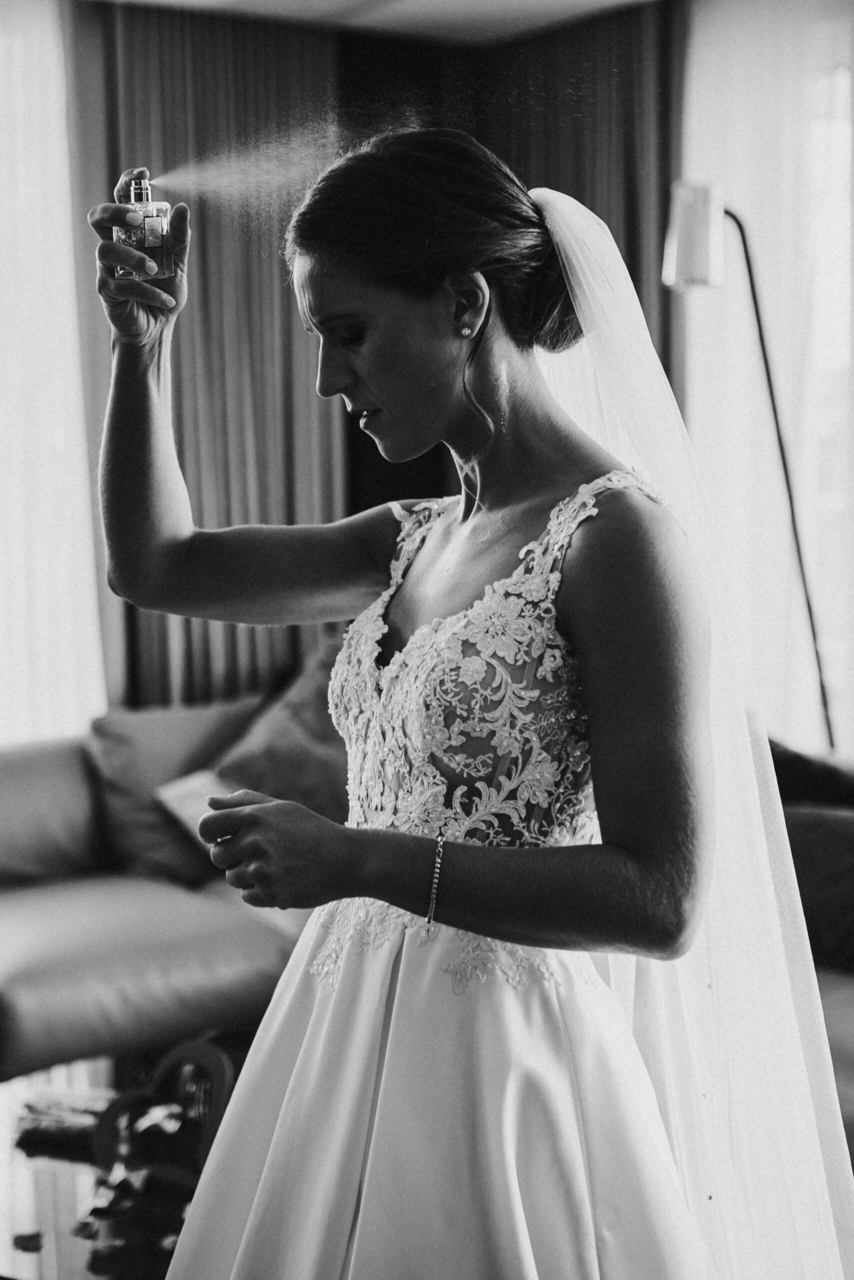 Hochzeit-auf-Gut-Nettehammer Braut sprüht ihr Parfum.