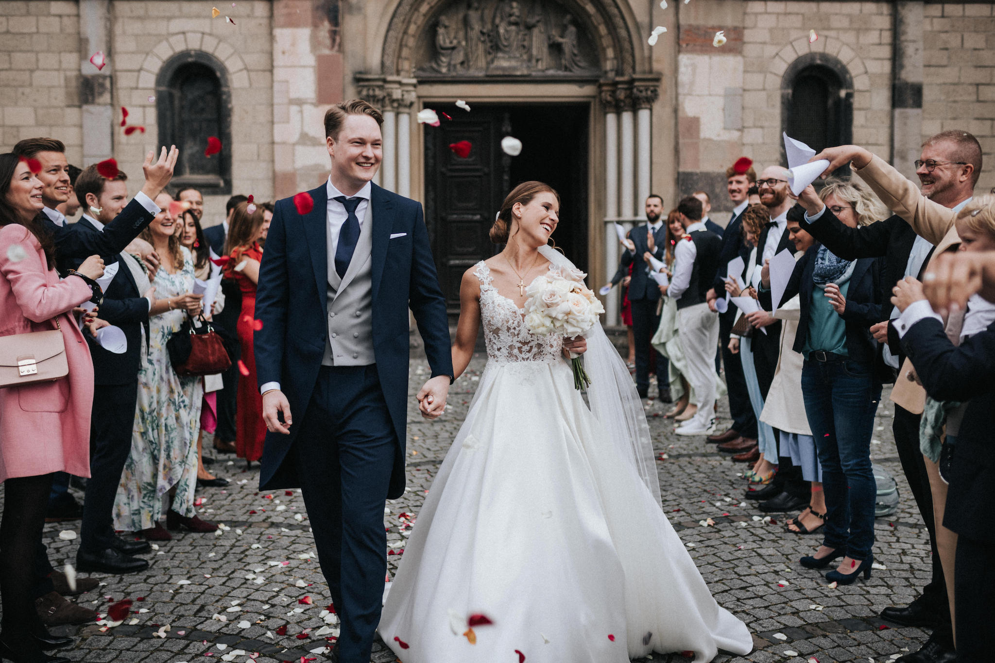 Hochzeit-auf-Gut-Nettehammer Brautpaar zieht aus der Basilika St. Kastor aus.