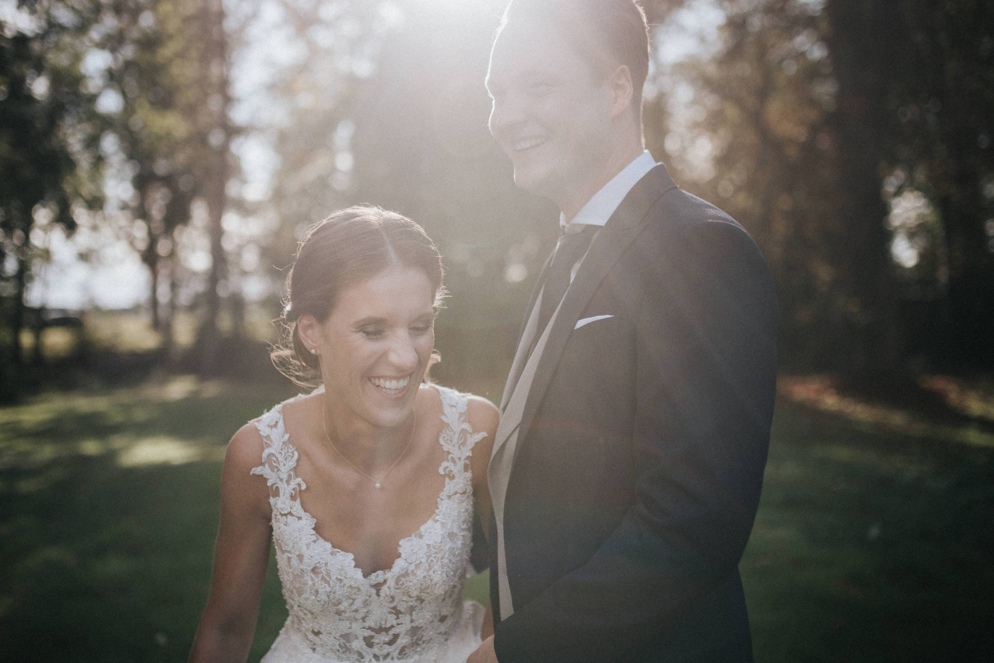 Hochzeit-auf-Gut-Nettehammer-Paarbilder Lachendes Brautpaar.